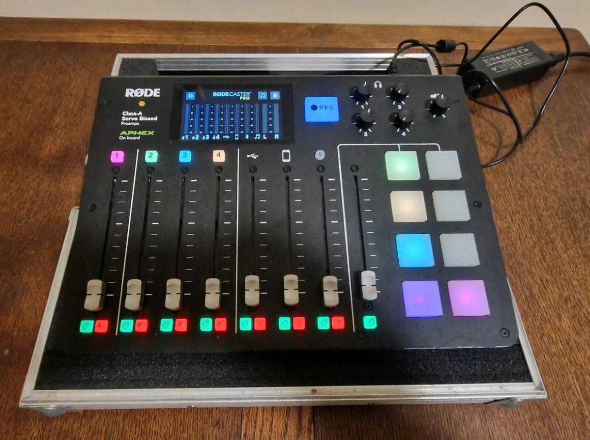 RODECASTER PRO and THON CASE - Image 1