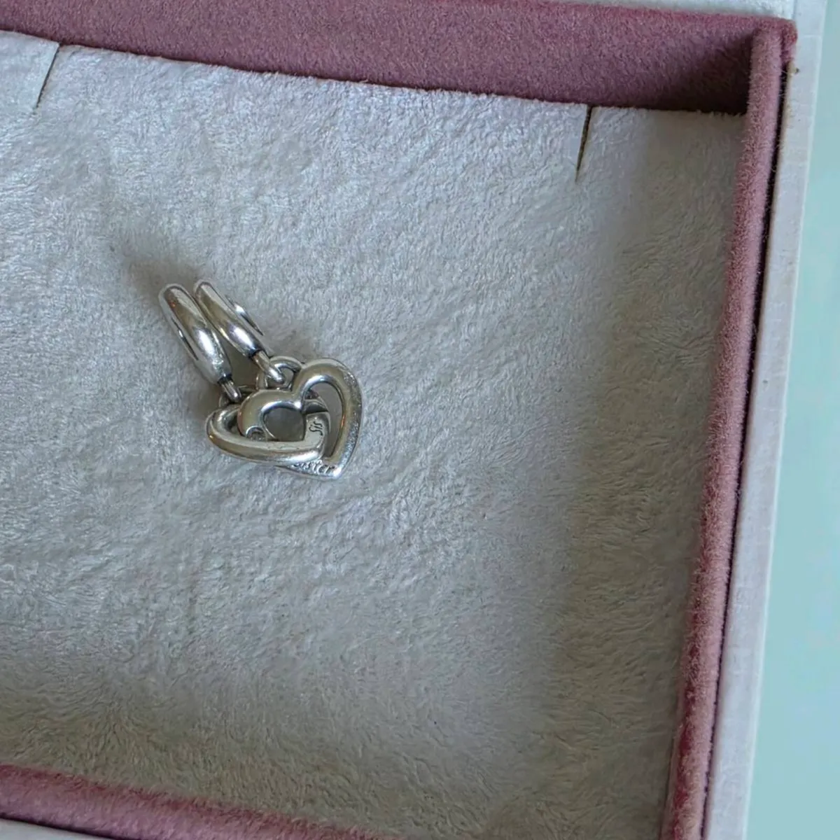 PANDORA LINKED SISTER HEARTS SPLIT DANGLE CHARM - Image 4