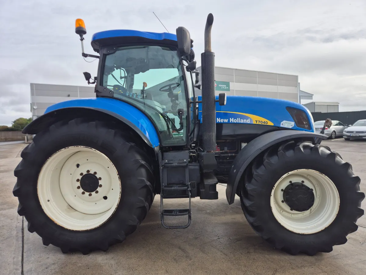 New Holland T7040 2010 - Image 3