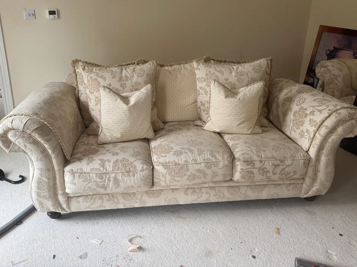 Traditional Sofa large 3 & 2 Seater. - Image 1