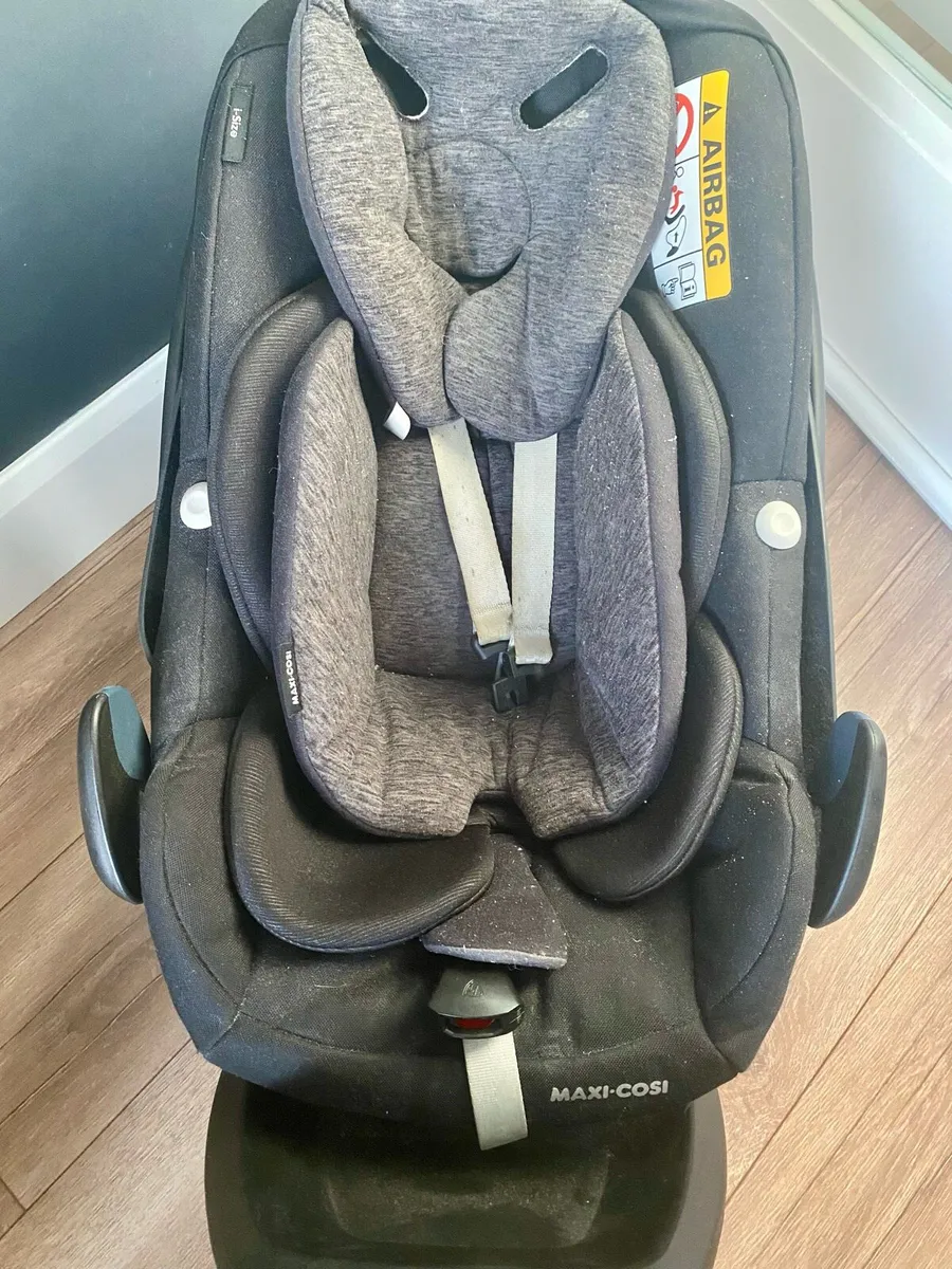 Maxi Cosi car seat with isofix base - Image 1