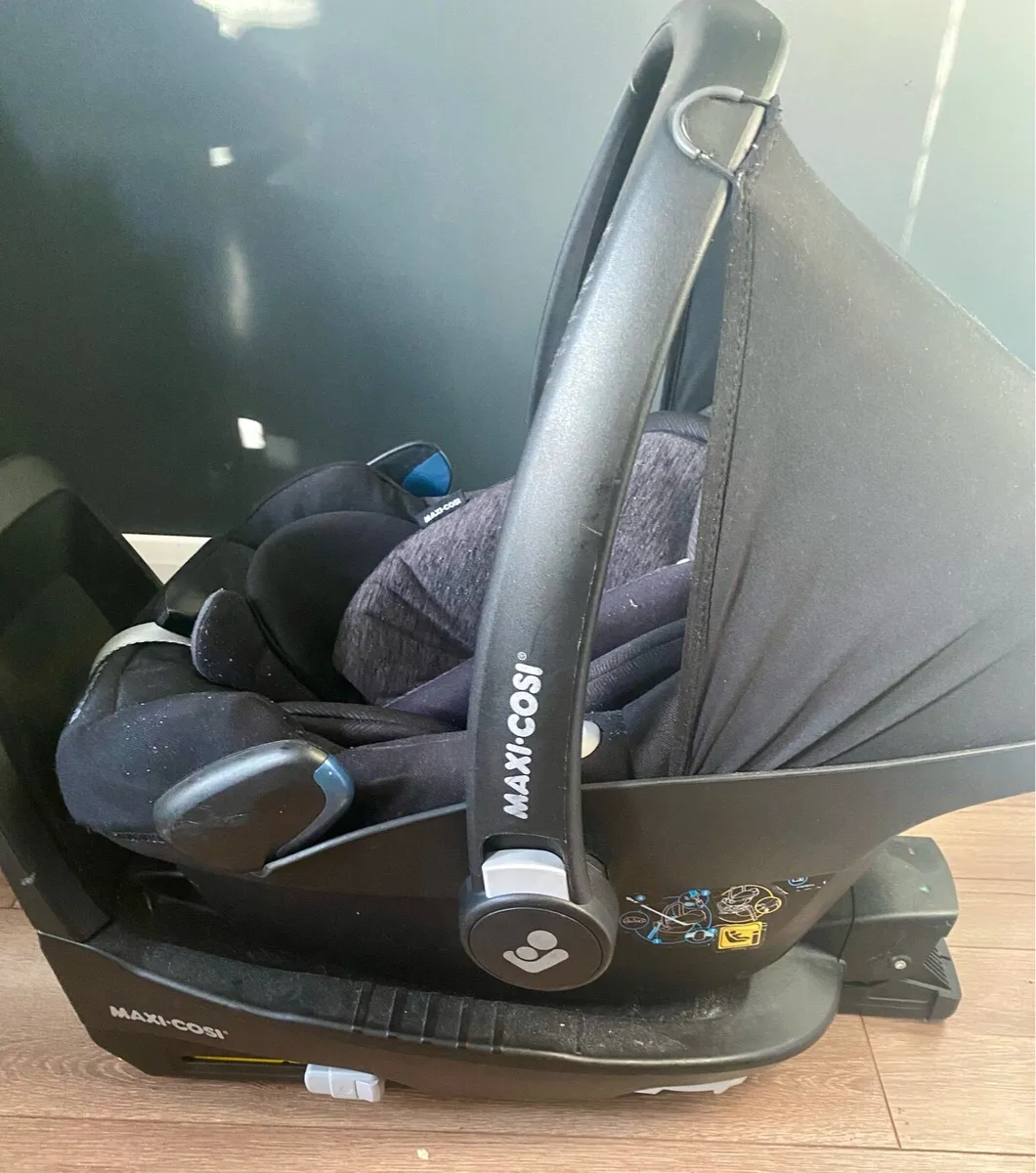 Maxi Cosi car seat with isofix base - Image 2