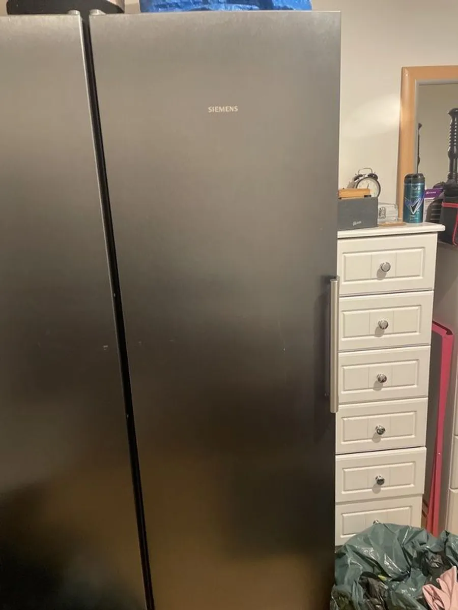 Siemens black freestanding fridge - Image 4
