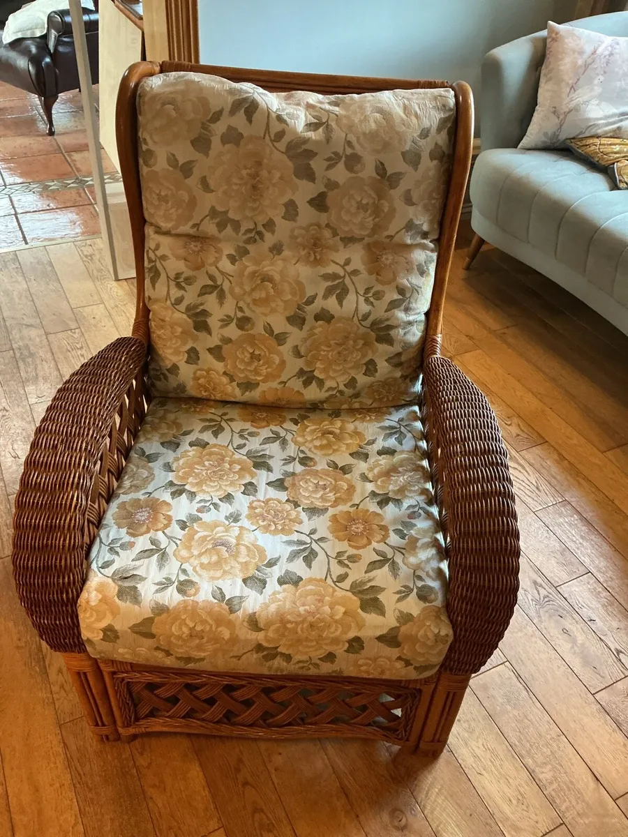 3piece wicker couch with matching coffee table - Image 1