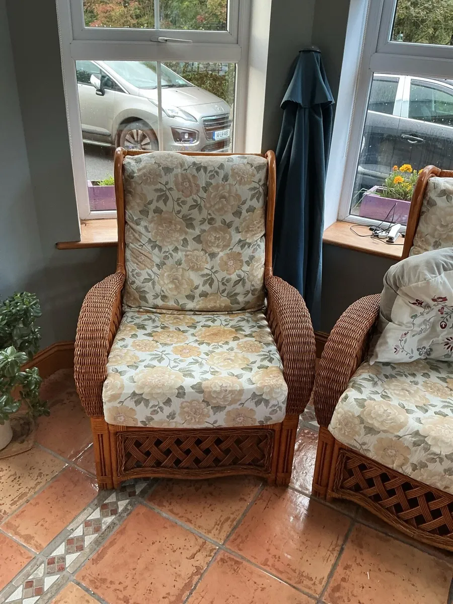 3piece wicker couch with matching coffee table - Image 3