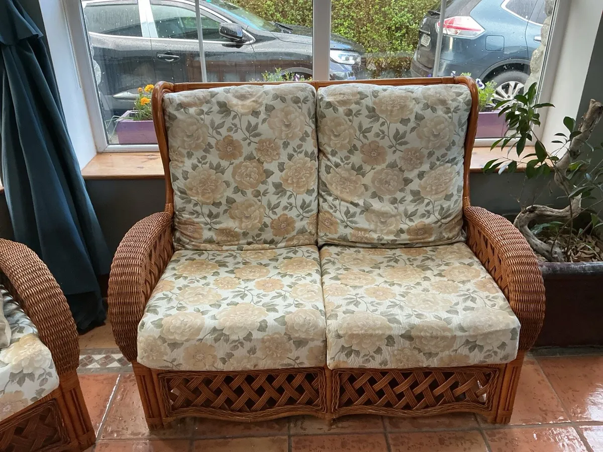 3piece wicker couch with matching coffee table - Image 4