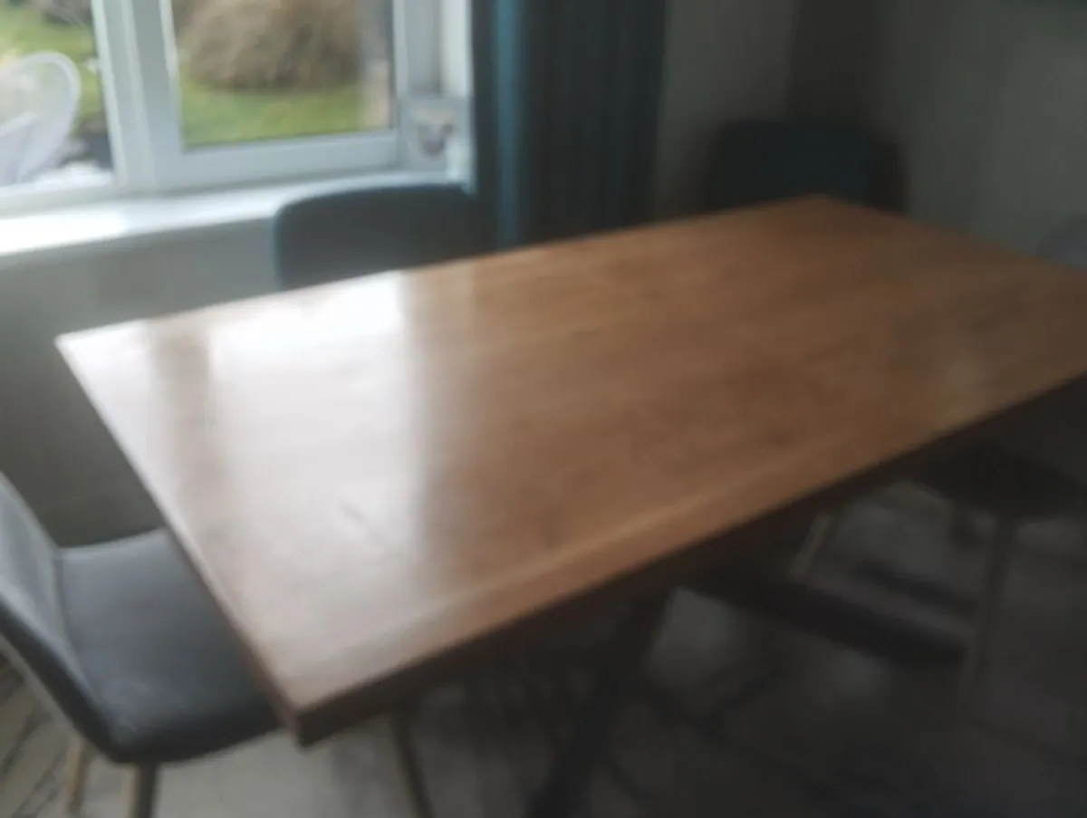 Extending dining  table - Image 1