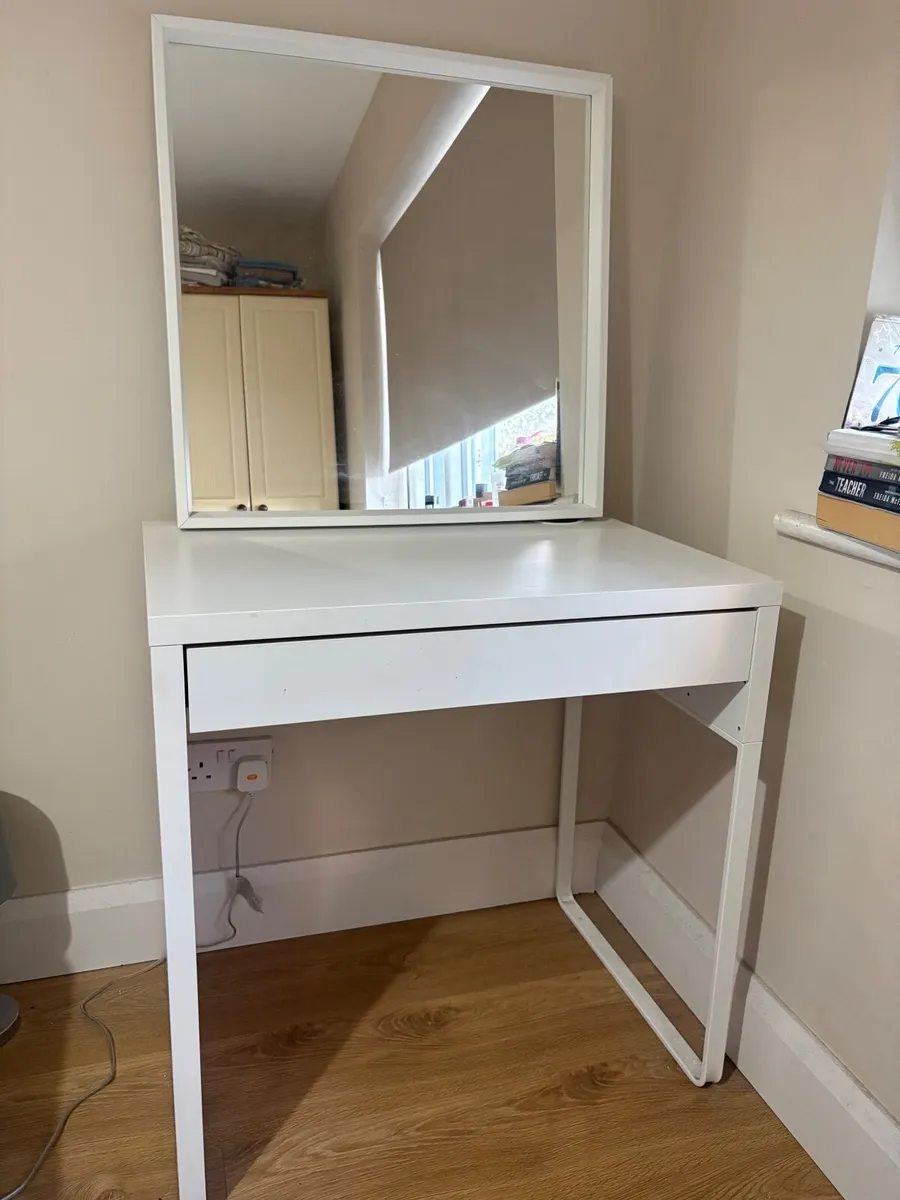 Make up table - Image 1