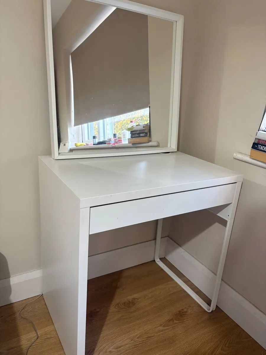 Make up table - Image 3
