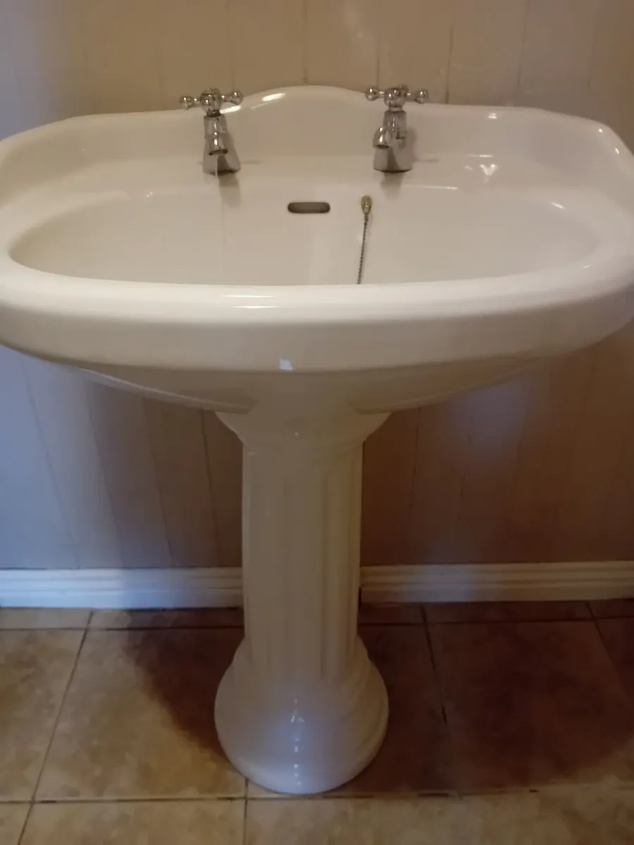 Bathroom sink - Image 1