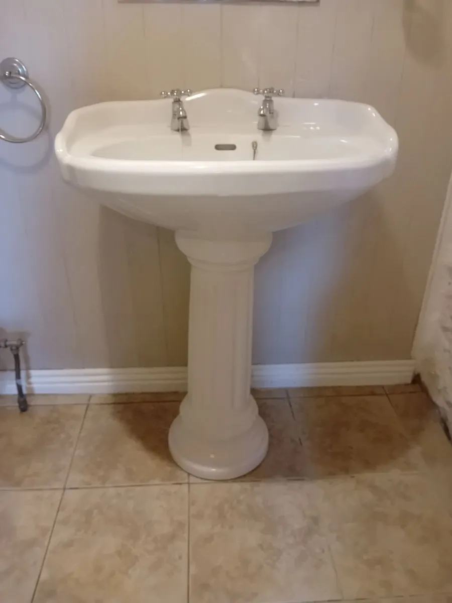 Bathroom sink - Image 3