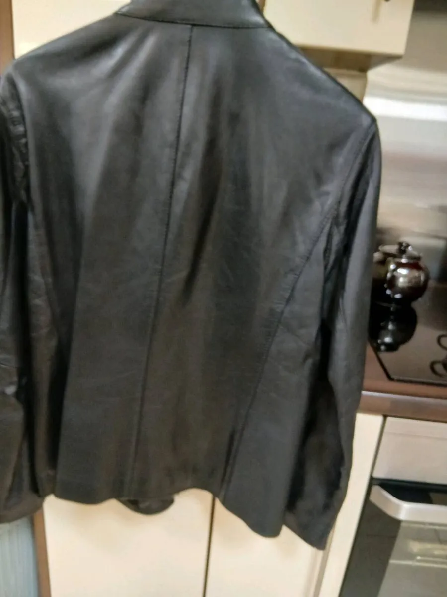 LADIES LEATHER JACKET LIKE NEW - Image 2