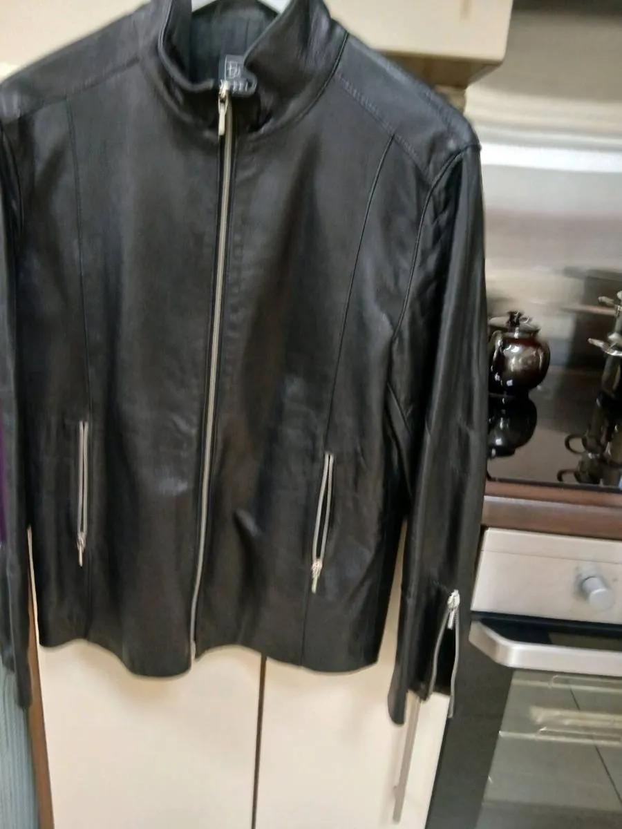 LADIES LEATHER JACKET LIKE NEW - Image 1