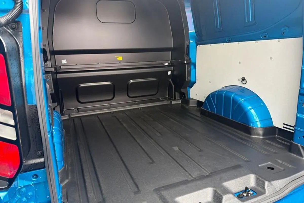 Ford Transit Custom 320 L2  FWD 2.0 EcoBlue 170ps - Image 4