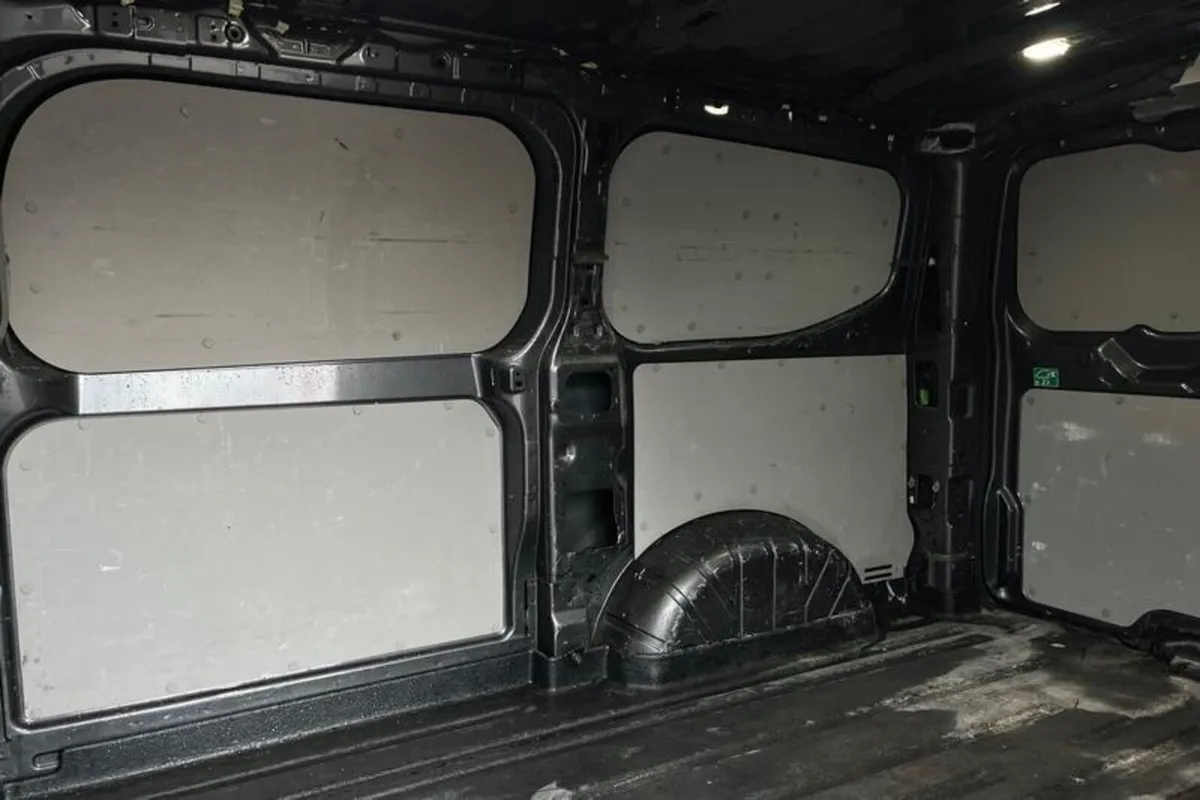 Ford Transit Custom 300 Limited L1 SWB FWD 2.0 Eco - Image 4