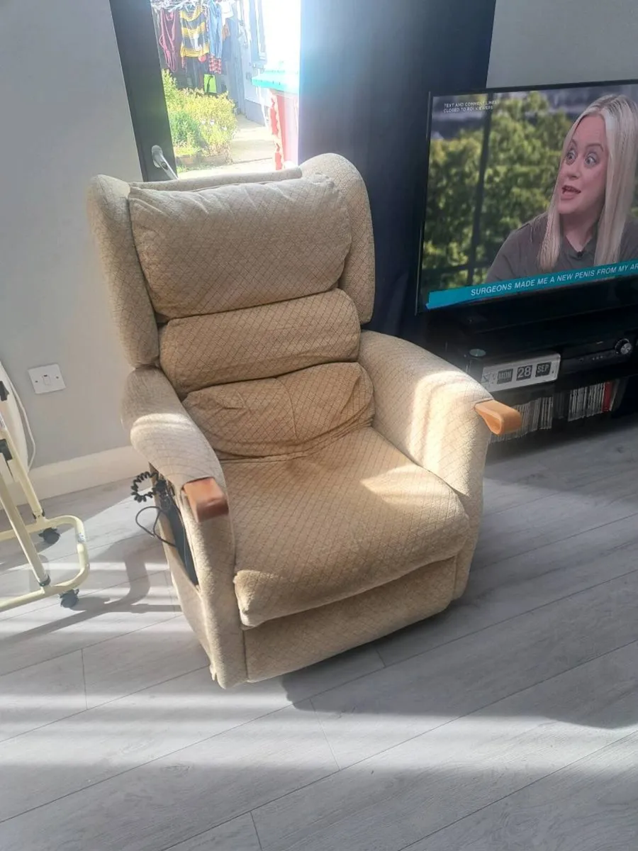 Electric reclining chair - Image 2