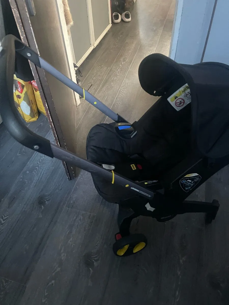 Doona car seat pushchair with accessories - Image 1