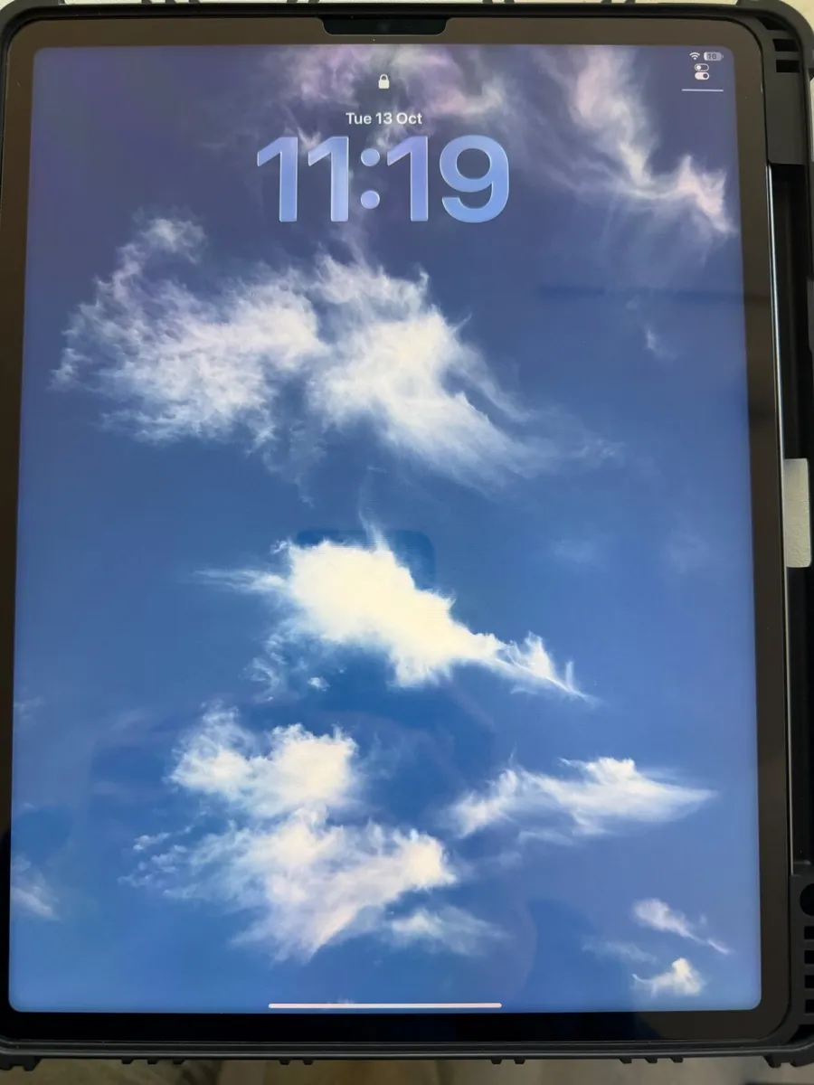iPad Pro 12.9 256gb 6th generation - Image 1