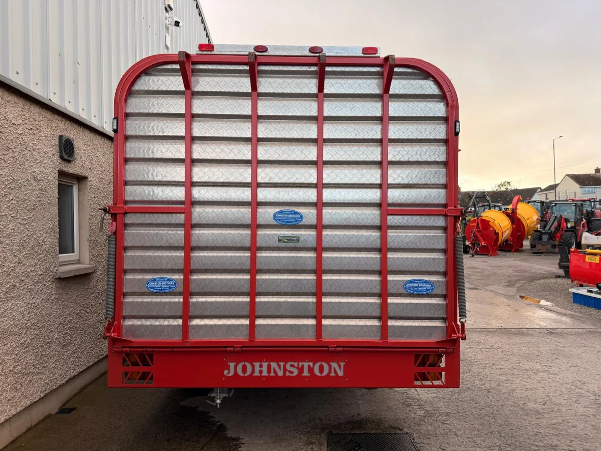 2022 Johnston 28ft Tractor Drawn Cattle Trailer - Image 2