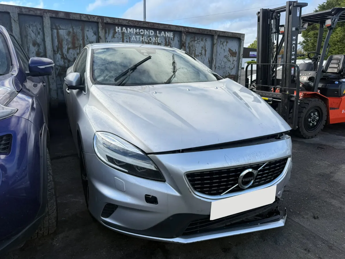 2016 Volvo v40 2.0d auto for breaking! - Image 1