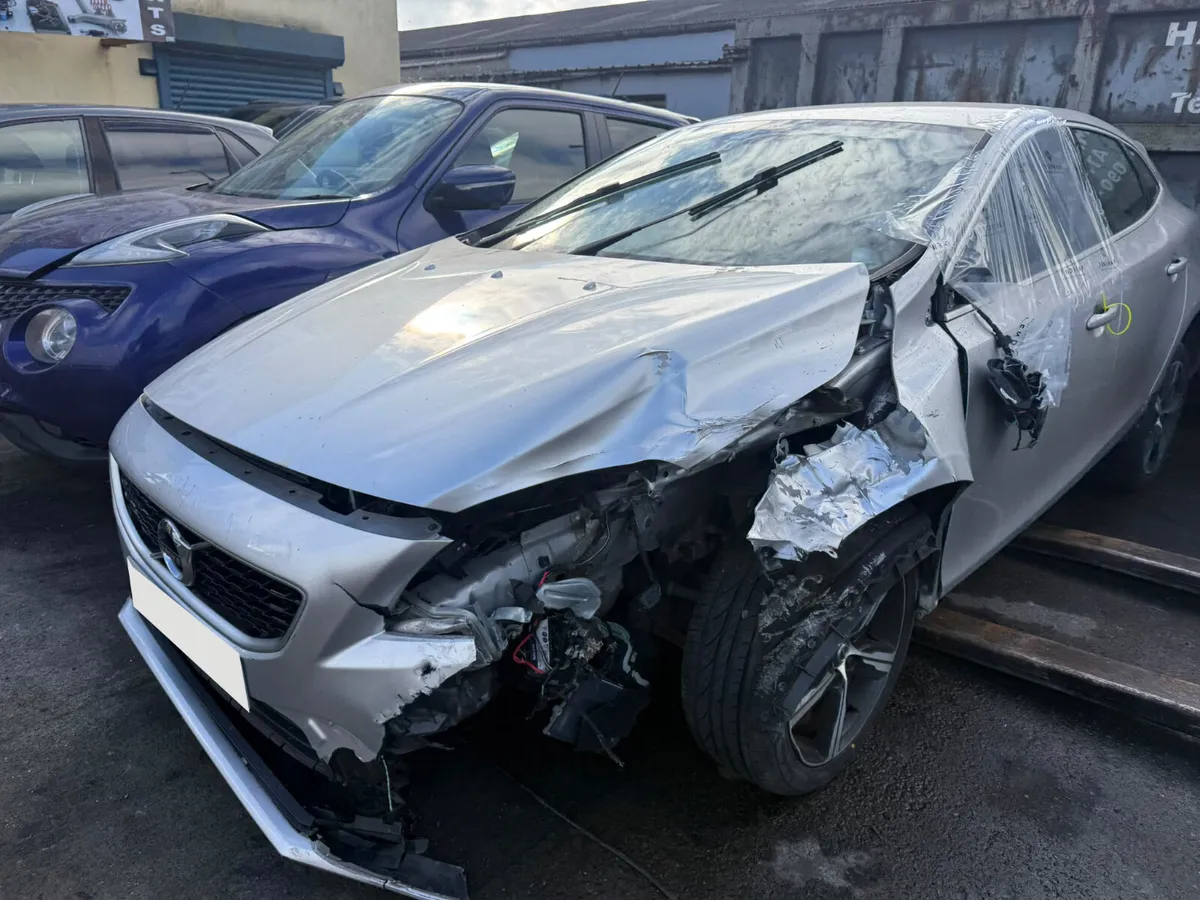 2016 Volvo v40 2.0d auto for breaking! - Image 2
