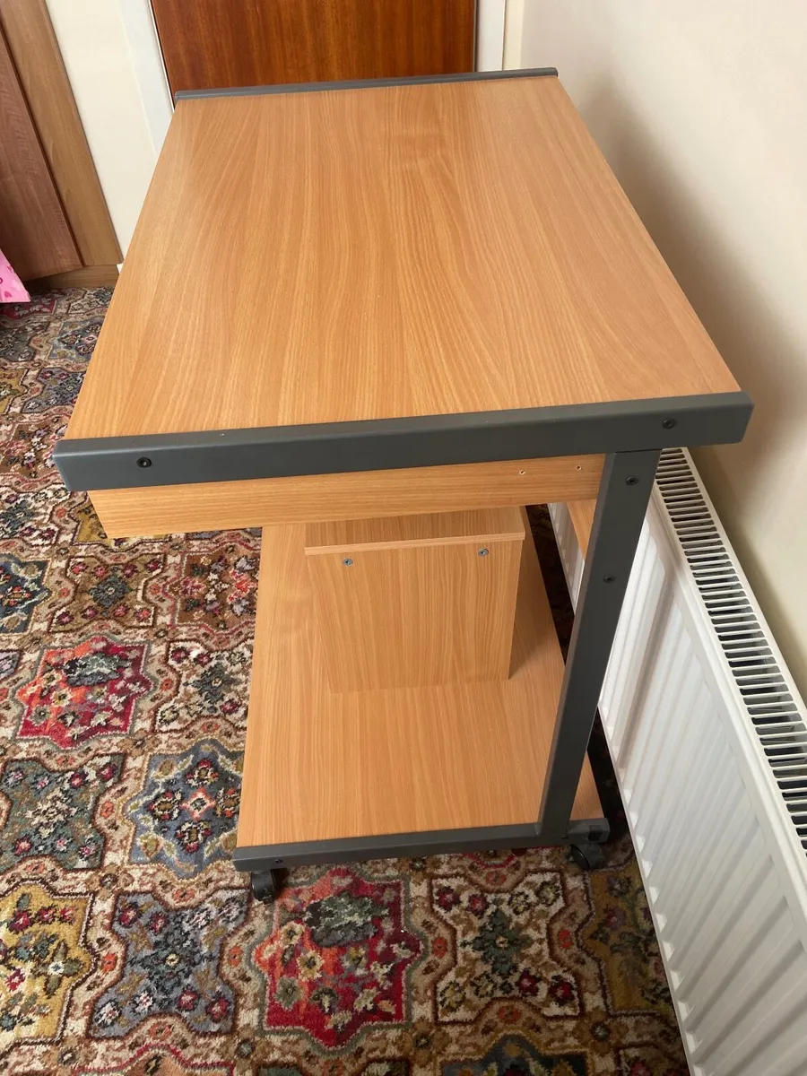 Computer desk - Image 2