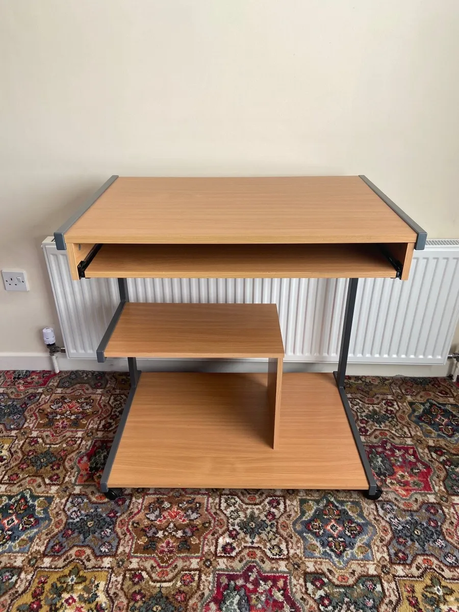 Computer desk - Image 1