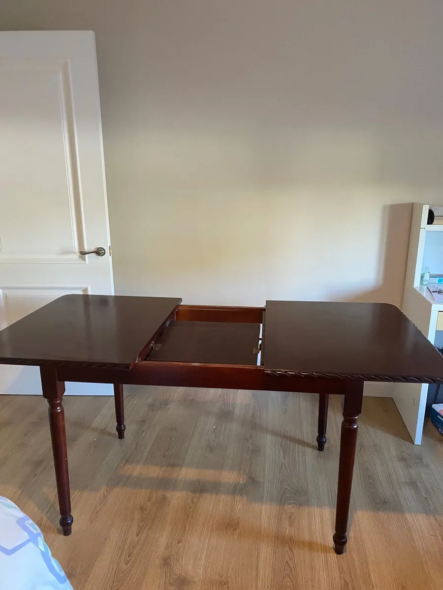 Dining room table - Image 1