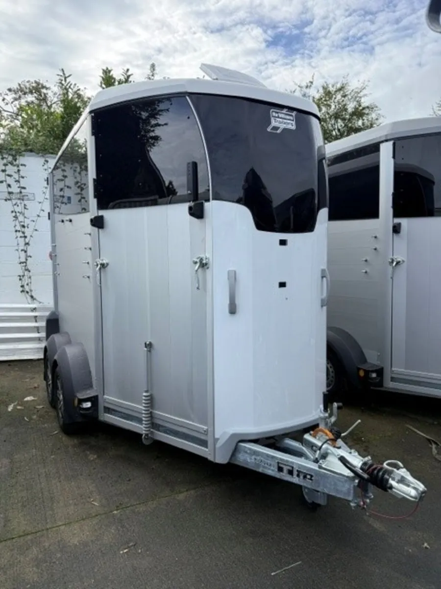 T3054611 New HBX506 Horsebox Ifor Williams xxx - Image 1