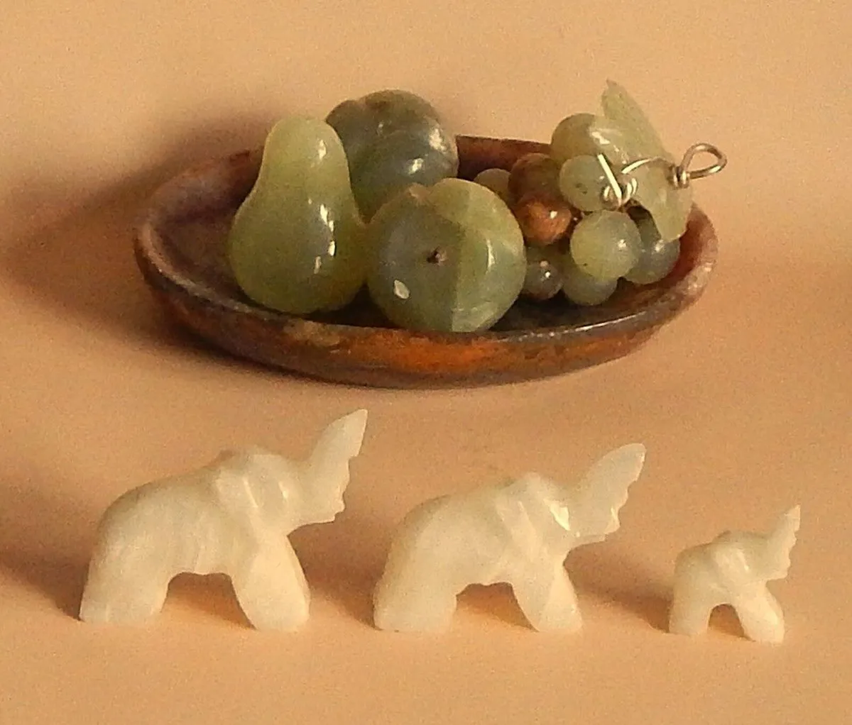 Selection of Small Onyx Pieces Including Tray - Image 1