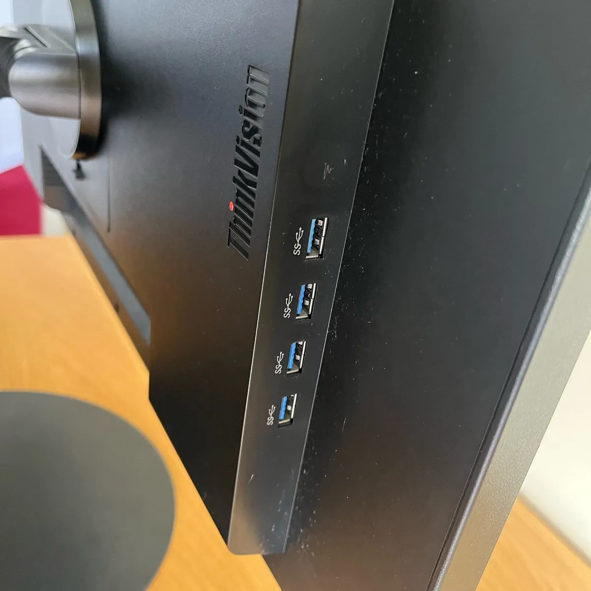 Lenovo ThinkVision Monitor Screen 24” - Image 3