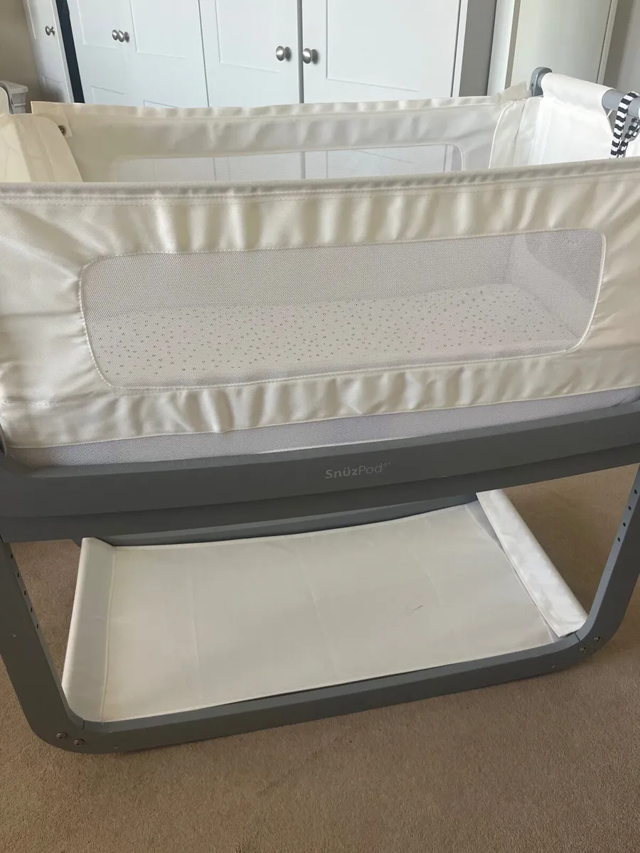 Snuzpod 4 bedside crib for sale - Image 3