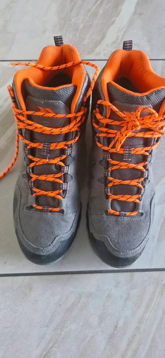 Skiing Boots - Image 2