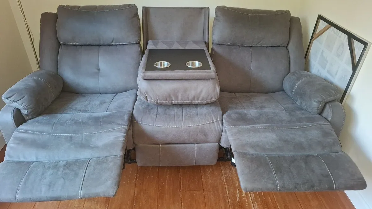 Recliner couch - Image 1