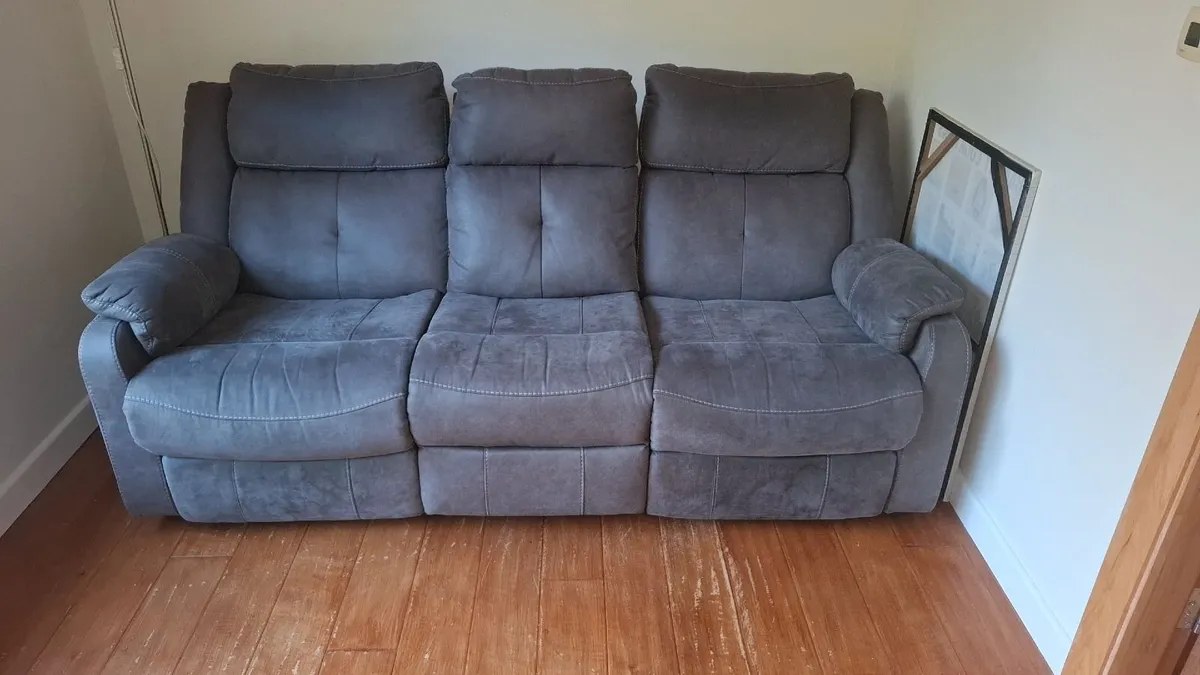 Recliner couch - Image 2