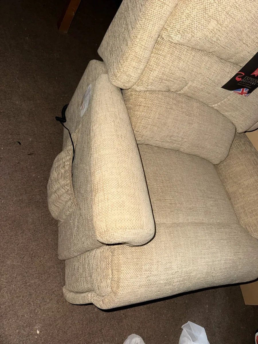 Sherborne Electric Riser Recliner Chair - Image 3