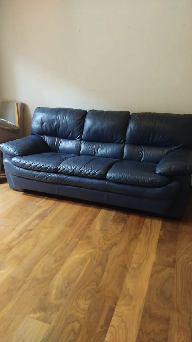 3 seater leather couch - Image 1