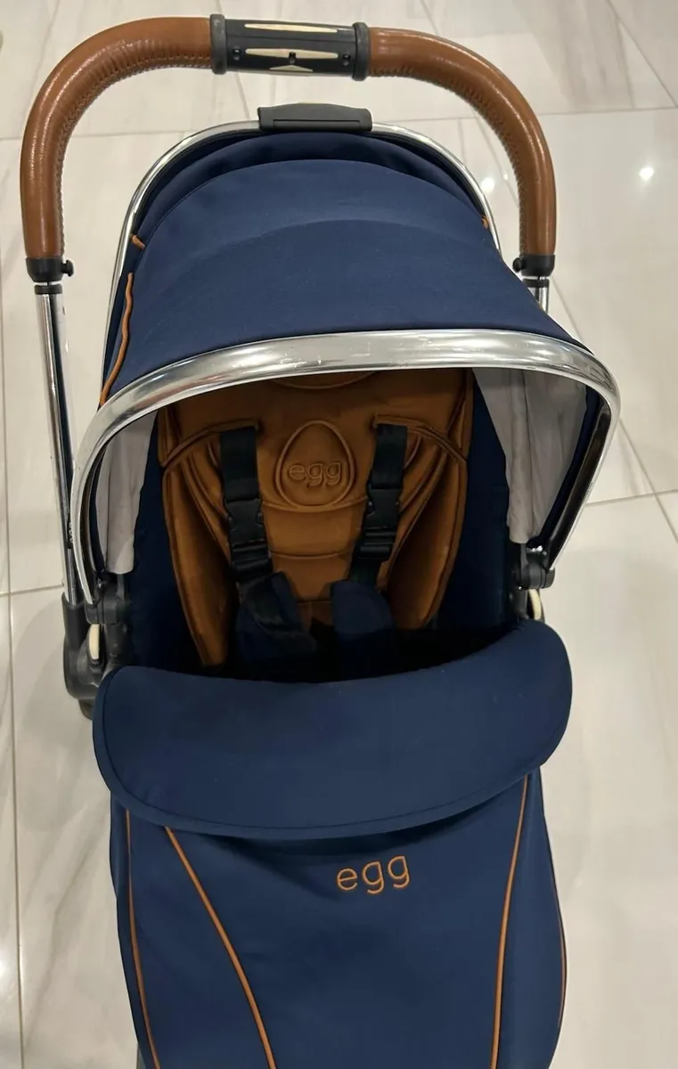 Egg Navy egg carrycot and also Converts to a tande - Image 1