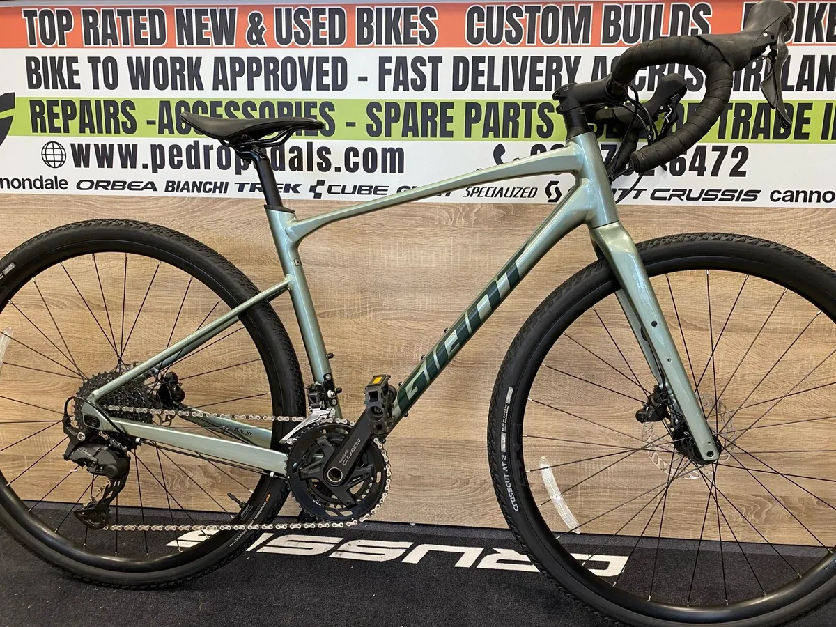 Giant revolt 1 (like new) gravel bike - Image 2