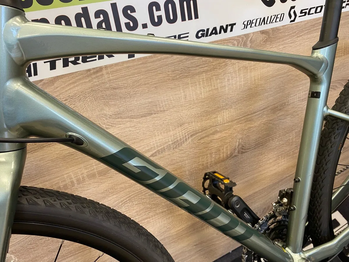 Giant revolt 1 (like new) gravel bike - Image 4