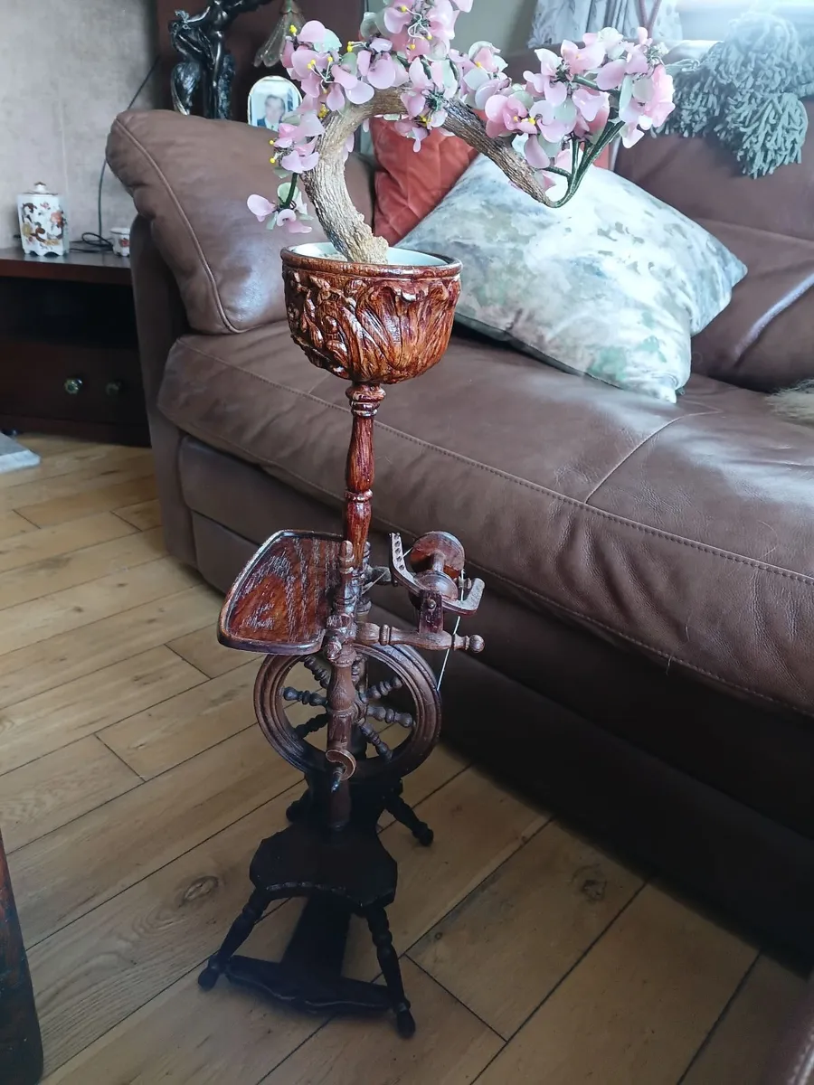 Spinning wheel plant stand . - Image 2