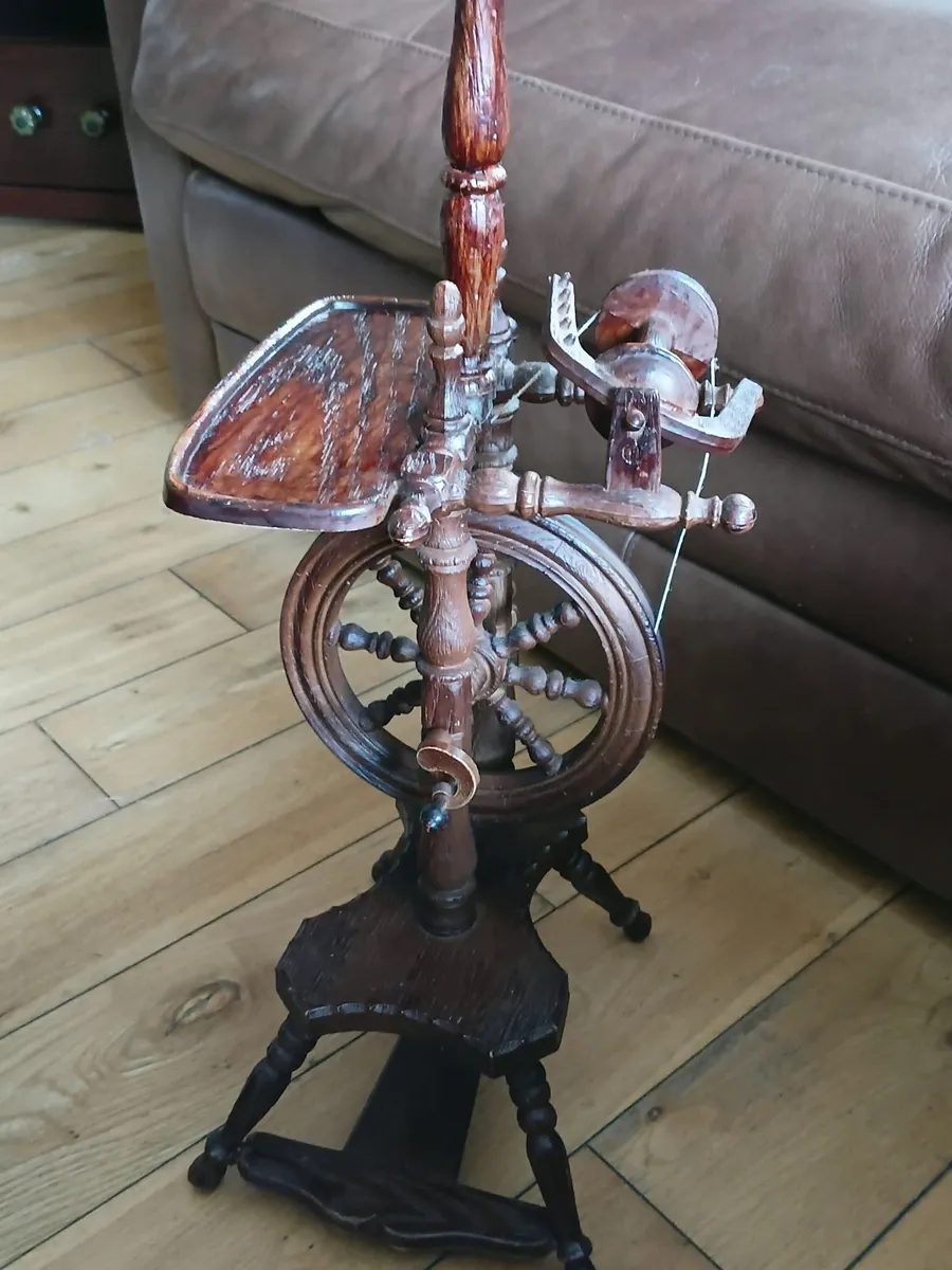 Spinning wheel plant stand . - Image 3