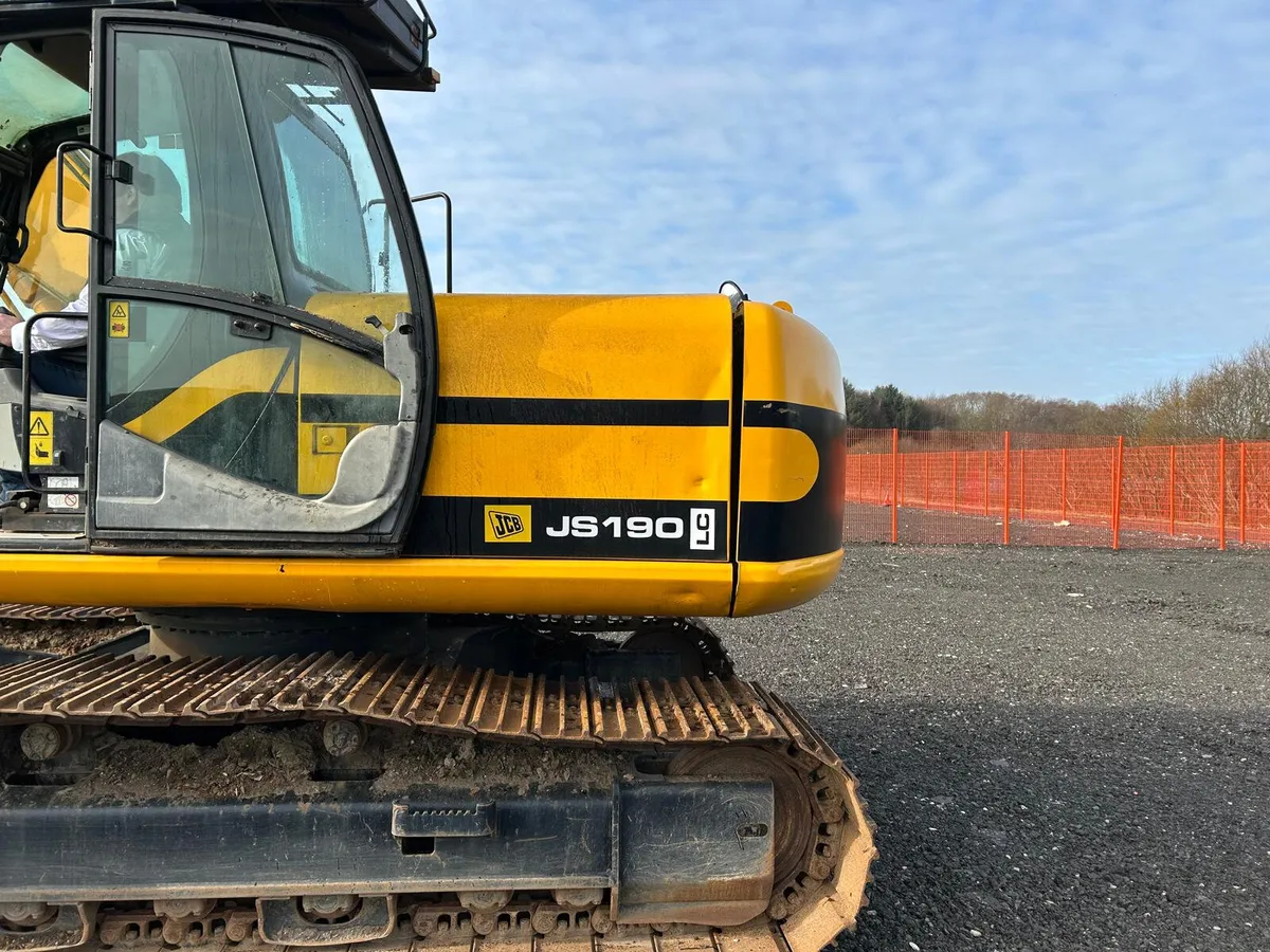 JCB JS190LC - Image 2