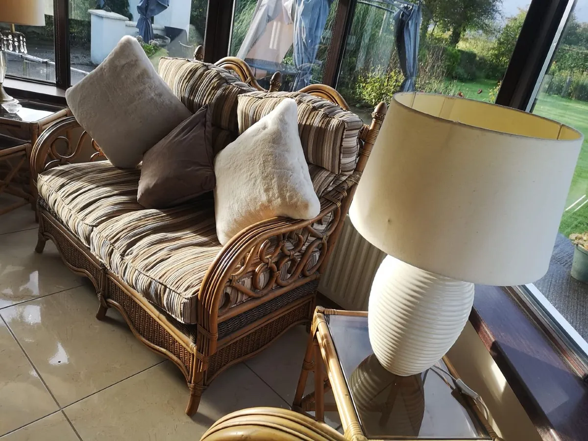 Wicker suite of furniture - Image 1