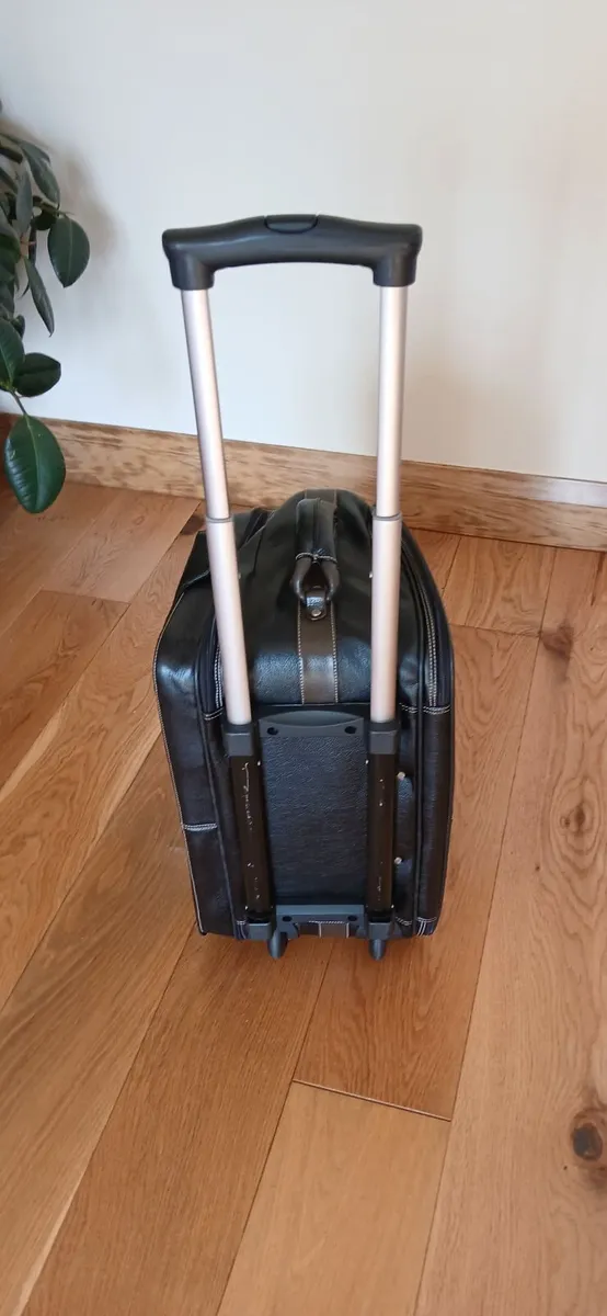 Case on wheels - Image 1