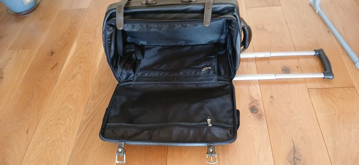 Case on wheels - Image 3