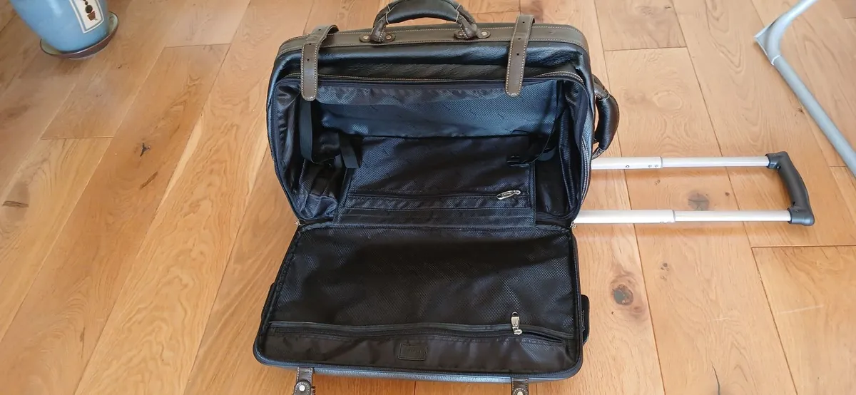 Case on wheels - Image 4