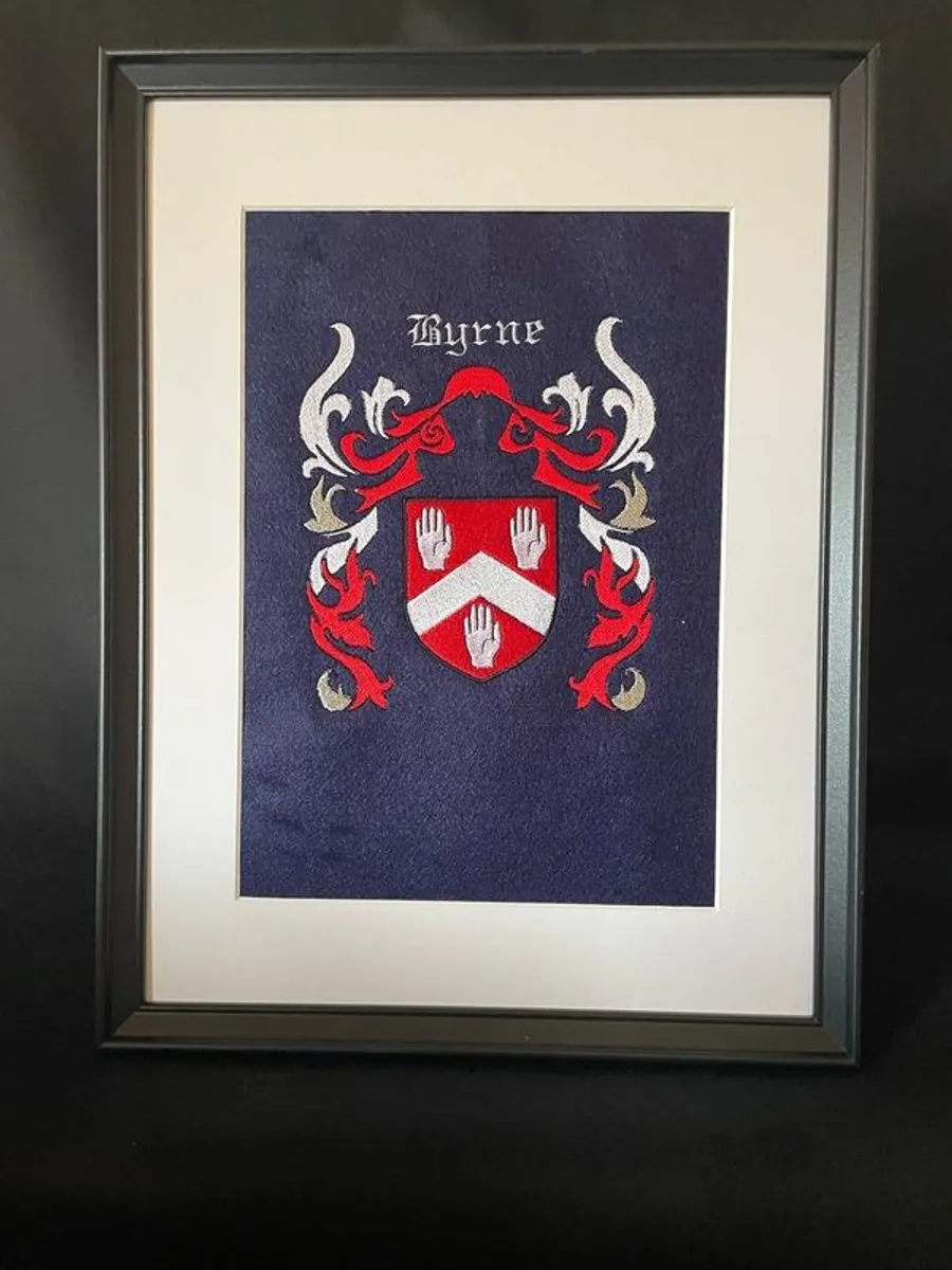 Embroidered family crest - Image 3