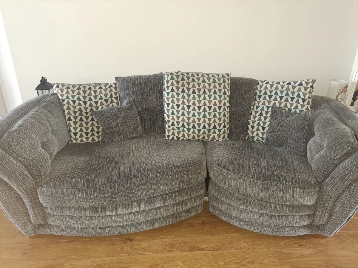 3 seater curved couch - Image 1