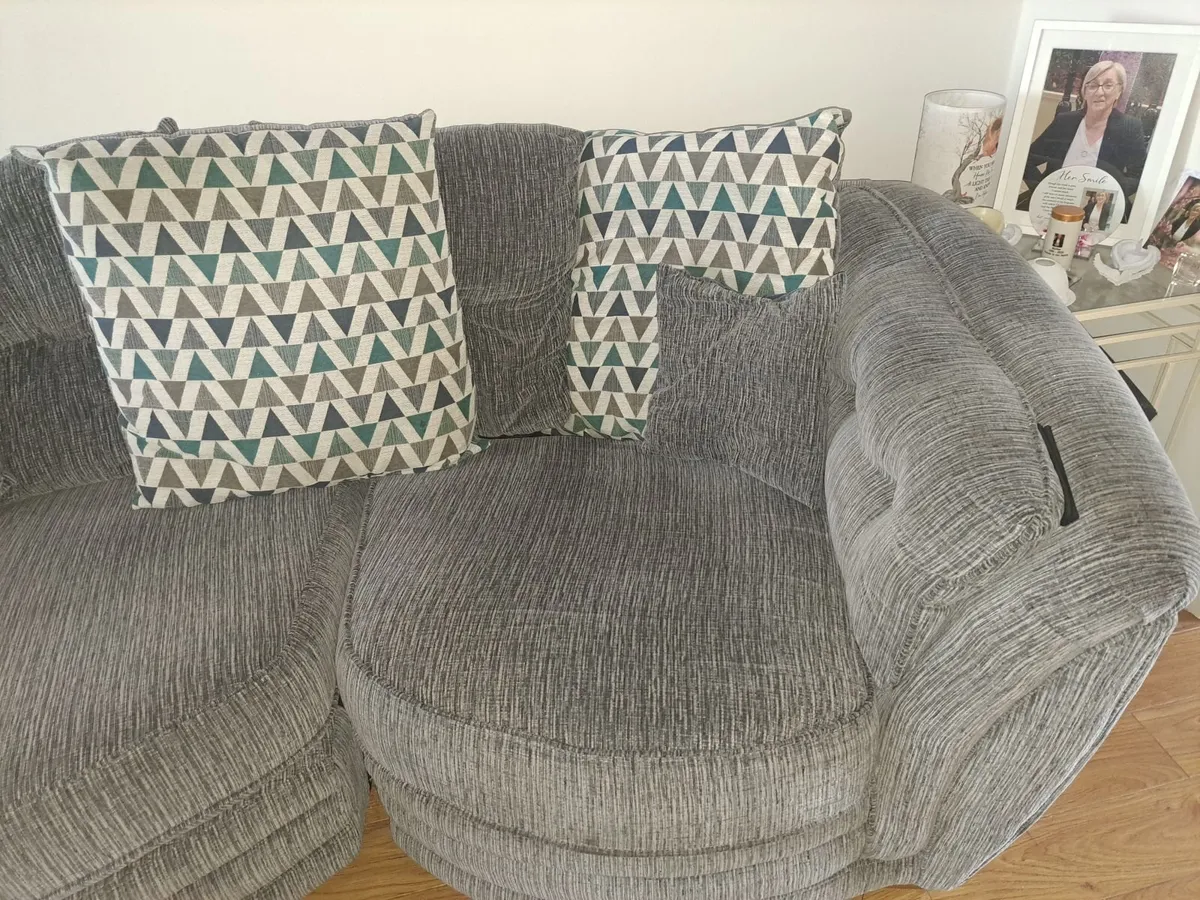 3 seater curved couch - Image 2